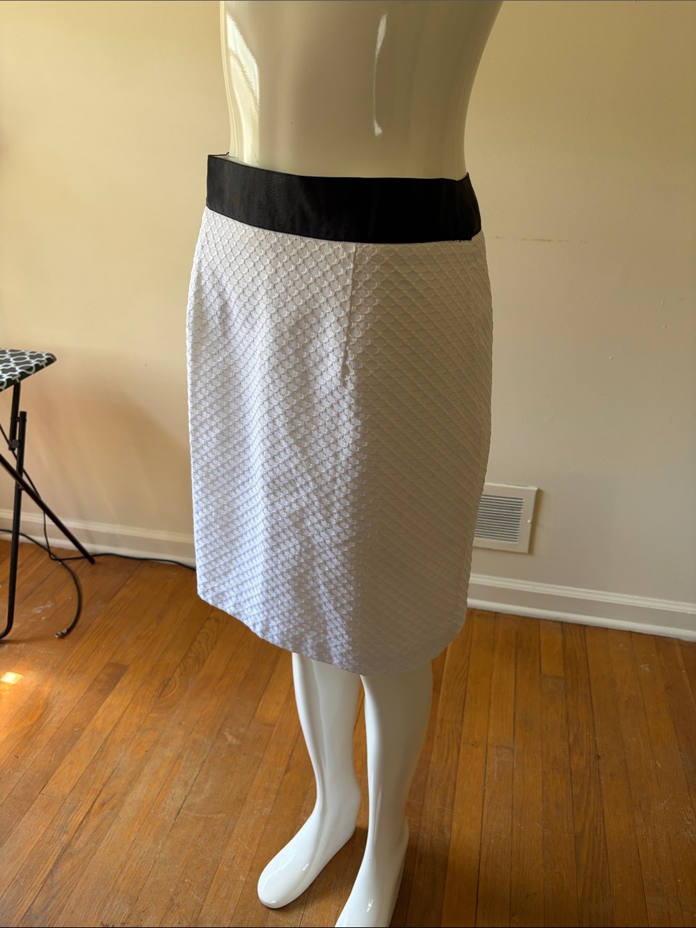 Worthington White Textured Pencil Skirt with Black Waistband VERY HIGHEND LOOK